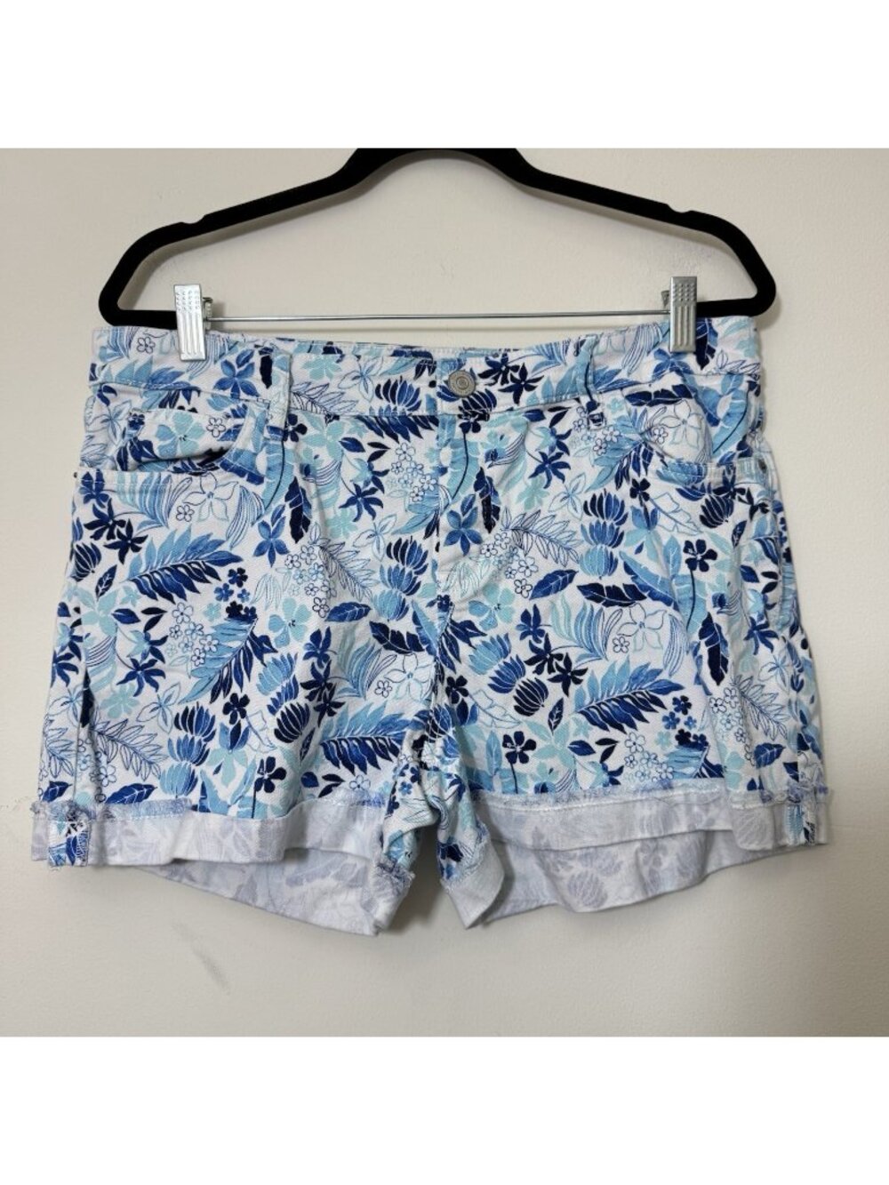 Tommy Bahama Denim Shorts Women’s Size 32 Stretch Floral Tropical Beach Hawaiian